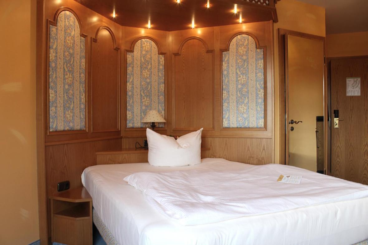 Hotel Spanischer Hof Groeditz Bagian luar foto